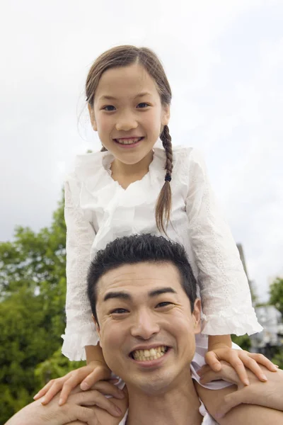 Hija Montando Los Hombros Del Padre — Foto de Stock