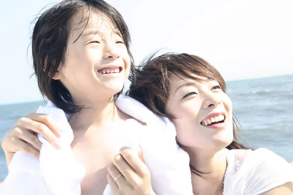 Mother Wiping Shoulders Son Towel — Stock Photo, Image