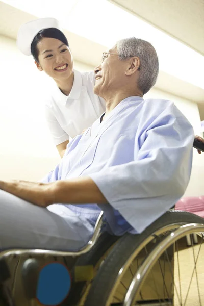 护士长和轮椅病人 — 图库照片