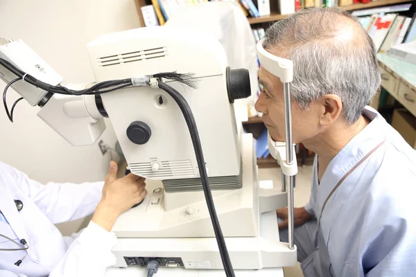 Hombre Haciéndose Una Prueba Ocular — Foto de Stock