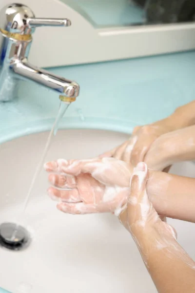 Close Van Hand Met Een Wassen Handen Badkamer — Stockfoto