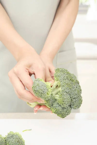 Tangan Memiliki Brokoli — Stok Foto
