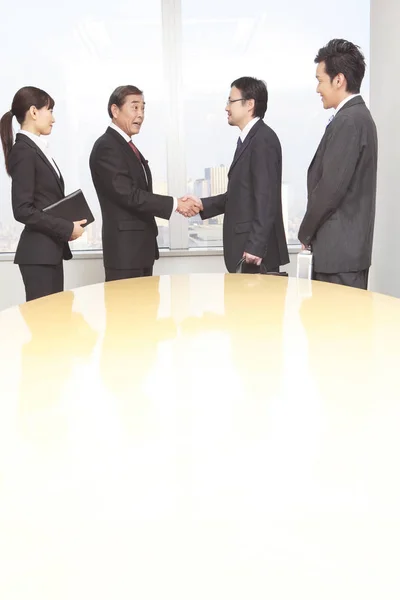 Японские Офисные Работники Жмут Друг Другу Руки — стоковое фото
