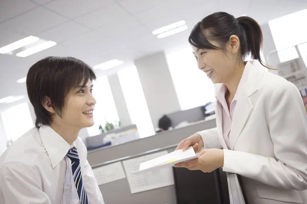 Ofis Çalışanları Birbirleriyle Konuşmaktan Hoşlanır — Stok fotoğraf