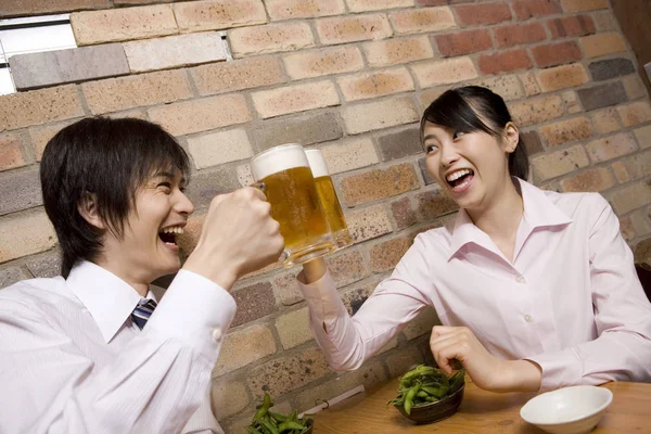 Lavoratori Dell Ufficio Godono Bevendo Una Birra — Foto Stock