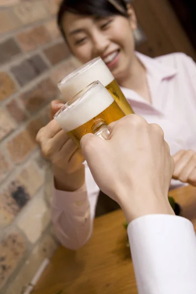 Main Ayant Une Tasse Bière — Photo