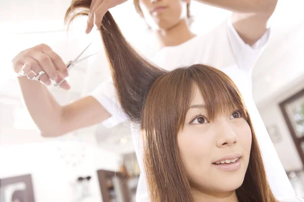 日本の女の子は髪型をしている — ストック写真