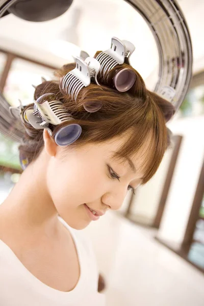 Fille Japonaise Dans Salon Beauté Pour Perm — Photo