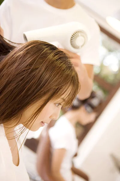 Menina Japonesa Secou Seu Cabelo Com Secador Cabelo — Fotografia de Stock