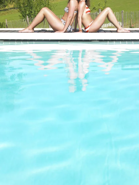 Pohled Dvě Ženy Které Seděly Zády Bazénu Svisle Zarámovaný Snímek — Stock fotografie