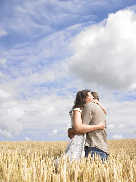 Пара Обнимается Посреди Пшеничного Поля — стоковое фото