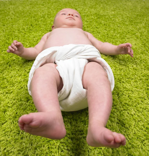 Bayi Mengenakan Popok Dan Berbaring Karpet Hijau Tembakkan Bingkai Vertikal — Stok Foto