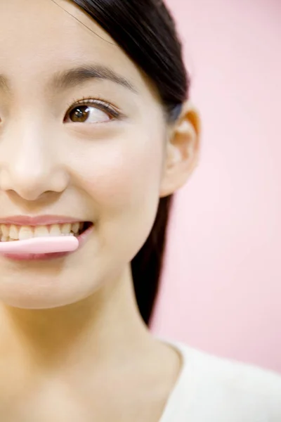 Giapponese Donna Lavarsi Denti — Foto Stock