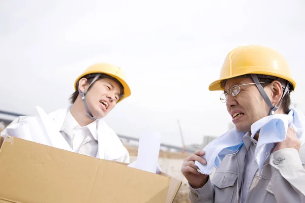 Trabalhadores Japoneses Carregando Uma Caixa Papelão — Fotografia de Stock