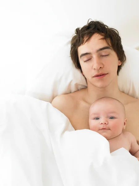 Vater Und Baby Schlafen Zusammen Einem Bett — Stockfoto