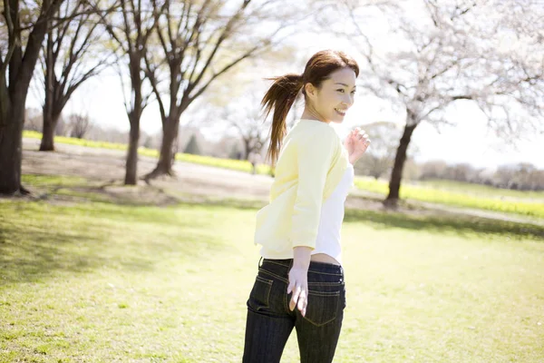 Sorrindo Japonês Jovem Mulher — Fotografia de Stock