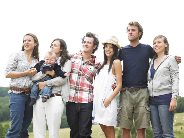 Grupo Jóvenes Con Una Mujer Teniendo Bebé Pie Aire Libre — Foto de Stock