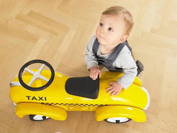 Baby Playing Toy Taxi Cab Car Disparo Horizontal — Foto de Stock