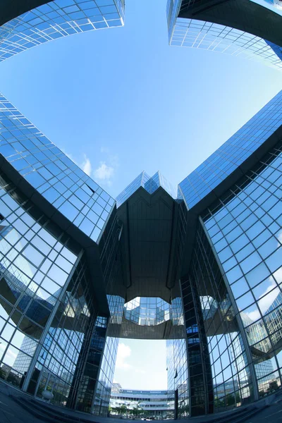 Komplex Von Bürogebäuden Mit Spiegelwänden Denen Sich Der Himmel Spiegelt — Stockfoto