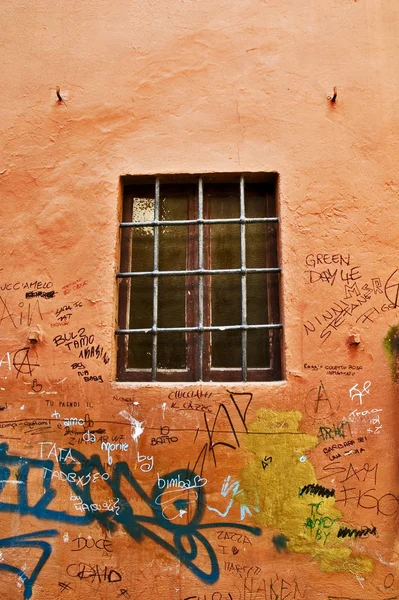 Fenêtre Italienne Avec Barres Fer Mur Avec Graffiti — Photo
