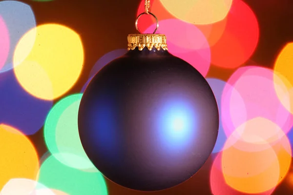 Blauw Mat Kerst Ornament Met Kleurrijke Lichten Achtergrond — Stockfoto