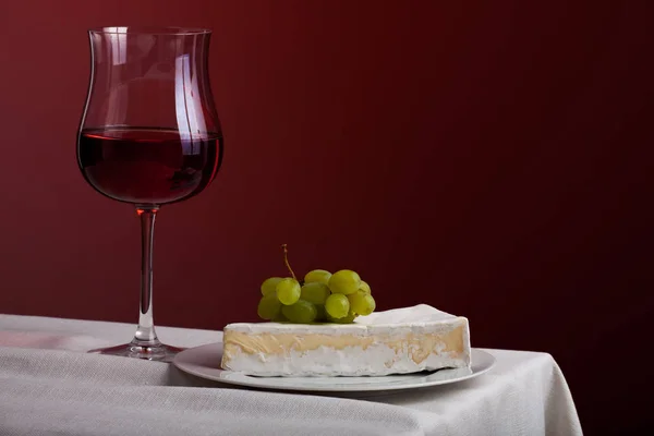 Camembert Con Uvas Una Manta Lino —  Fotos de Stock