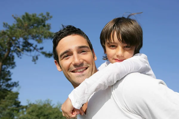 Pequeño Niño Espalda Hombre — Foto de Stock