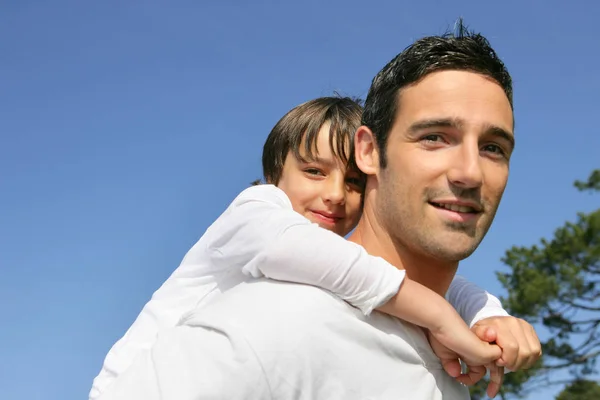 Pequeño Niño Espalda Hombre — Foto de Stock