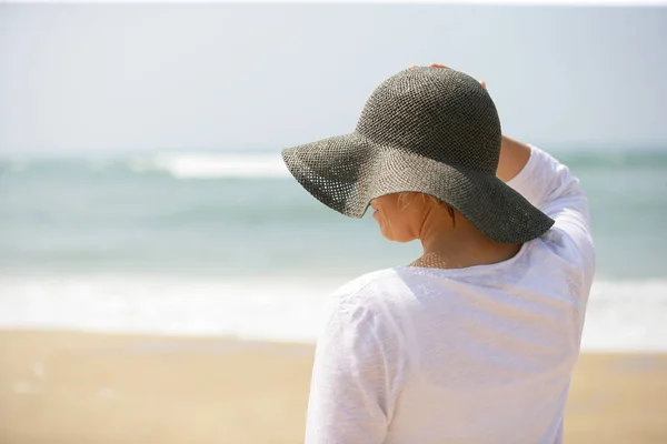 海の前で帽子をかぶった女性 — ストック写真