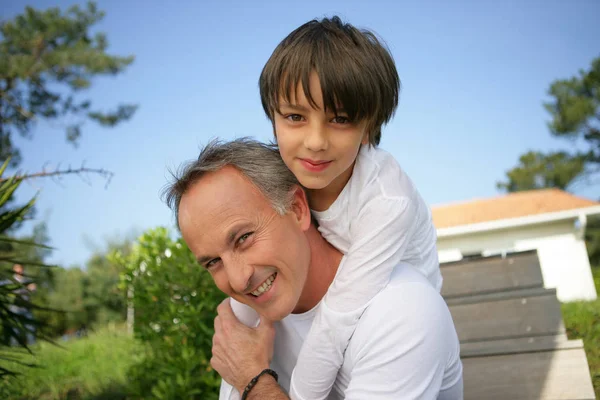 Pequeño Niño Espalda Hombre Frente Una Casa — Foto de Stock