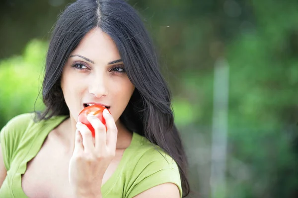 Retrato Una Mujer Que Mete Tomate —  Fotos de Stock