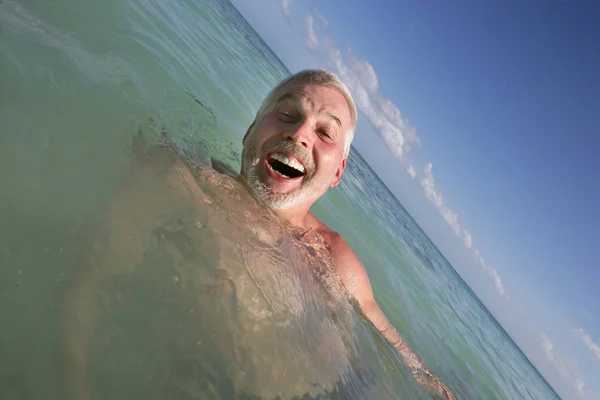海での老人の入浴笑顔 — ストック写真
