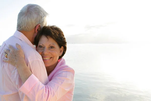 Ritratto Una Donna Anziana Sorridente Tra Braccia Uomo Bordi Dell — Foto Stock