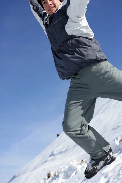 Leende Man Hoppar Snö — Stockfoto