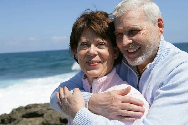 Ritratto Una Coppia Anziana Sorridente Mare — Foto Stock