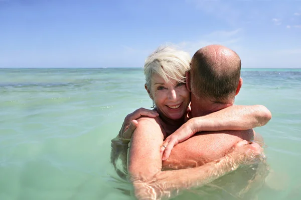 Senior Par Kramas Genom Att Bada Havet — Stockfoto