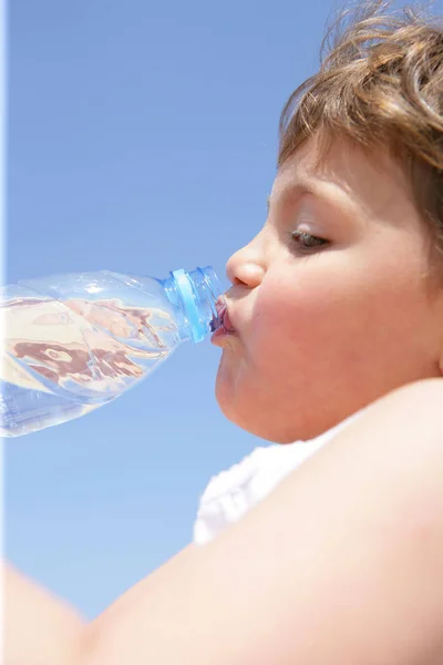 Potret Seorang Gadis Minum Air Dari Botol — Stok Foto