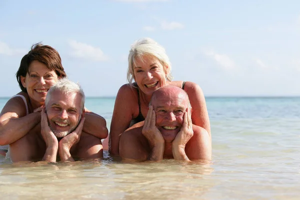 Retrato Grupo Sonrientes Baños Altura Mar — Foto de Stock