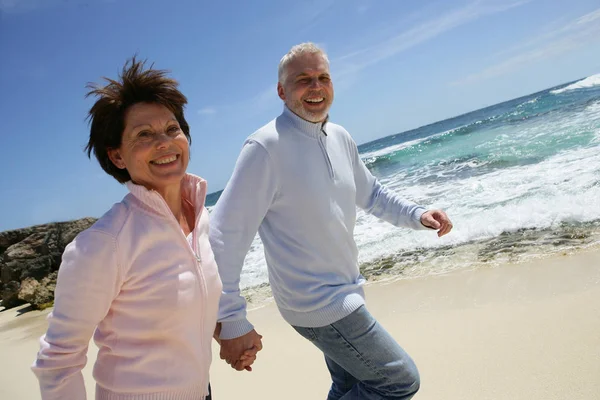 Ritratto Paio Anziani Attuali Sulla Spiaggia Con Mani Mano — Foto Stock