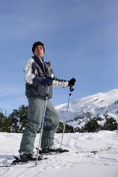 在雪中滑雪板上的年轻人 — 图库照片