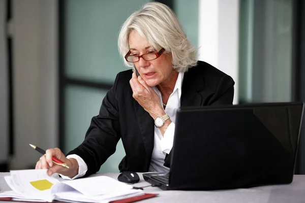 Retrato Una Mujer Mayor Con Teléfono Móvil Coqueteando Agenda — Foto de Stock