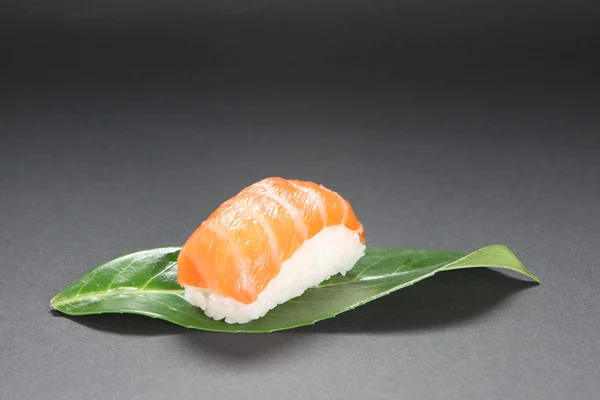 Sushi Ett Löv Grå Bakgrund — Stockfoto
