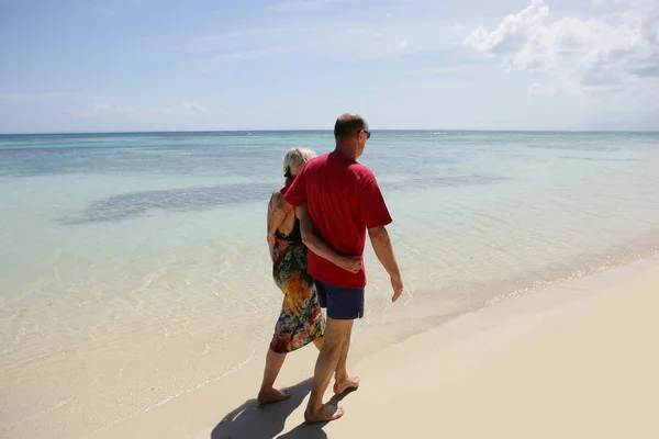 Dos Personas Mayores Paseando Por Playa — Foto de Stock