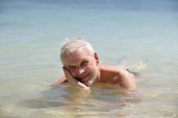 Gülümseyen Yaşlı Adam Denizde Banyo Yapıyor — Stok fotoğraf