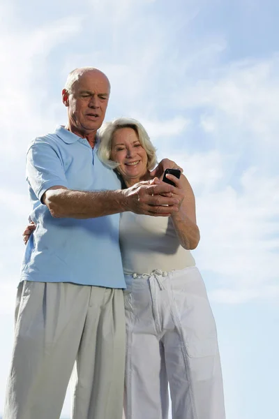 Couple Personnes Âgées Avec Téléphone Cellulaire — Photo