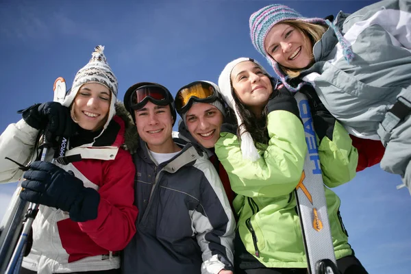 Skupina Mladých Lidí Sněhu — Stock fotografie