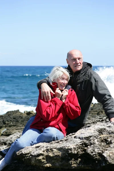 Denizde Gülümseyen Yaşlı Bir Çiftin Portresi — Stok fotoğraf