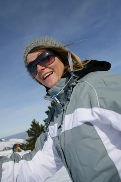 Karda Güneş Gözlüğü Takan Genç Bir Kadın — Stok fotoğraf