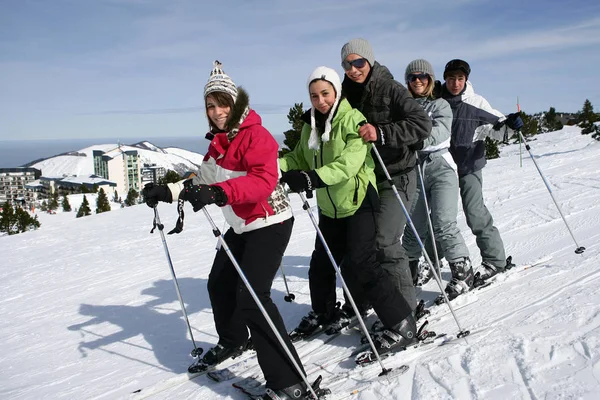 Ungdomsgrupp Snö — Stockfoto