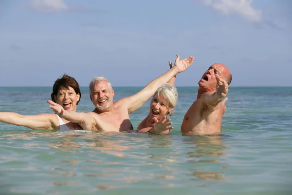 Retrato Grupo Ancianos Está Levantando Los Brazos Alrededor Del Mar — Foto de Stock